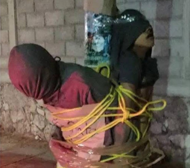 Habitantes golpean y amarran a dos presuntos ladrones