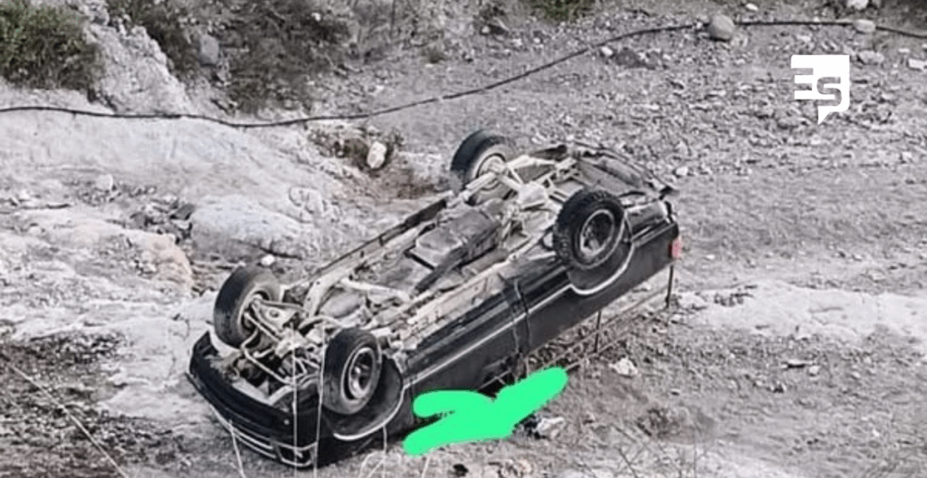 Camioneta cae a barranco y su conductor queda atrapado y herido