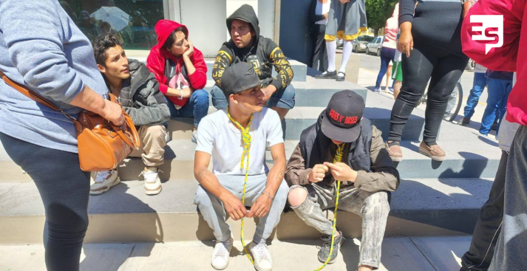 Capturan y golpean a dos hombres y una mujer por robo a una escuela