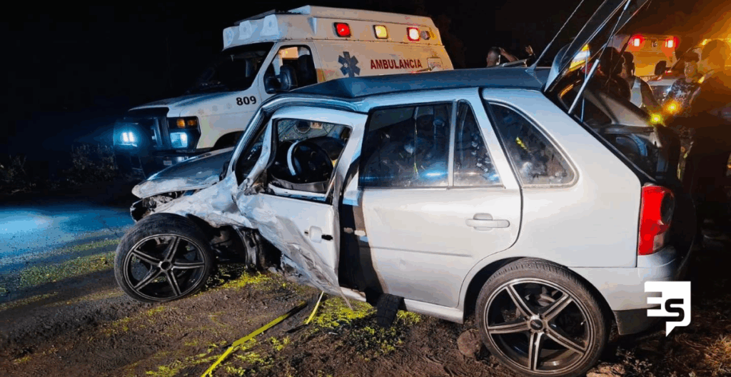 Dos personas prensadas por accidente automovilístico, fueron rescatadas por PC