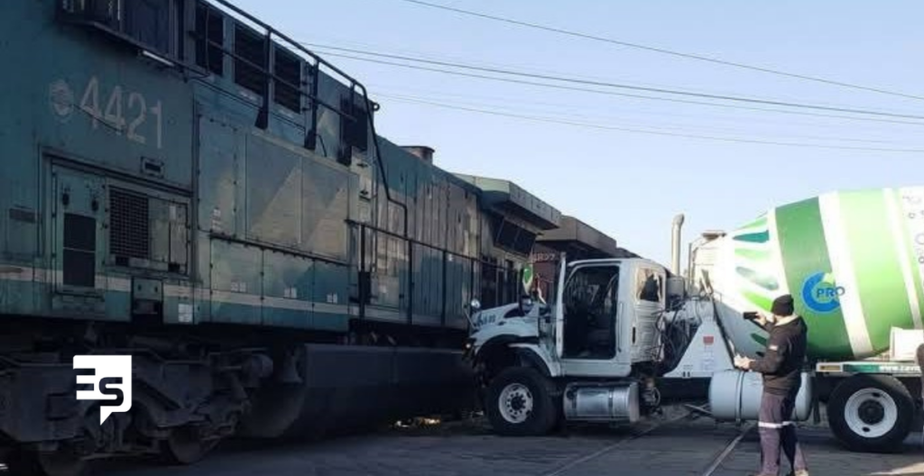 Tren arrastra una revolvedora tras intentar ganarle el paso