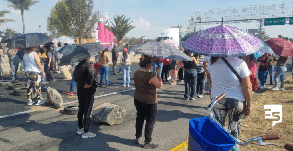 Bloquean la autopista México-Pachuca por falta de agua