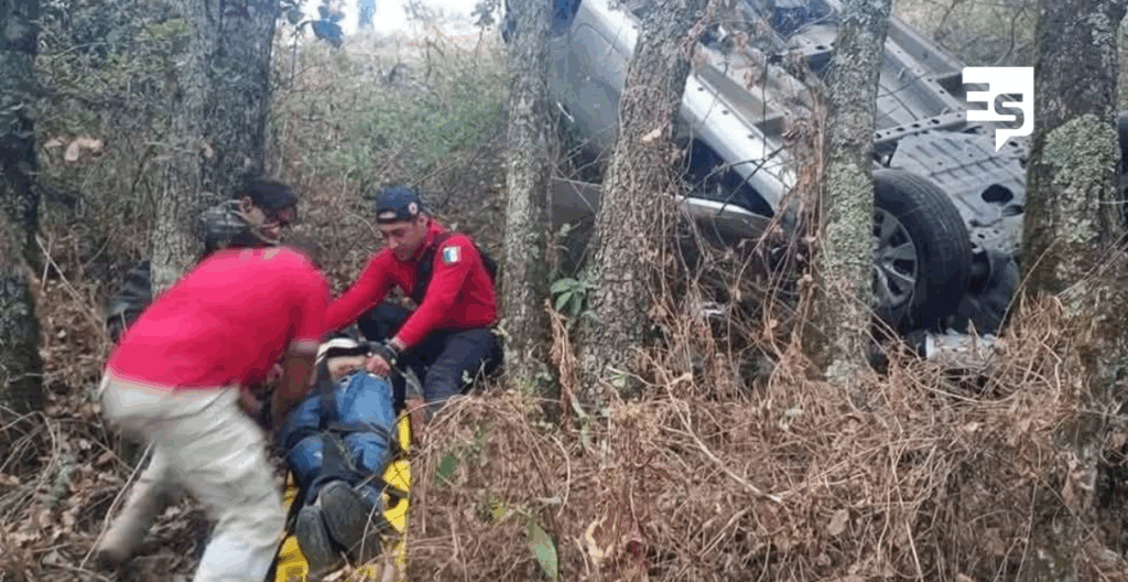 Rescatan a conductor de un barranco, tras volcadura
