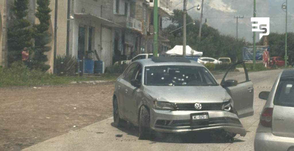 Balearon vehículo frente al altar a la muerte, en la colonia Malinche