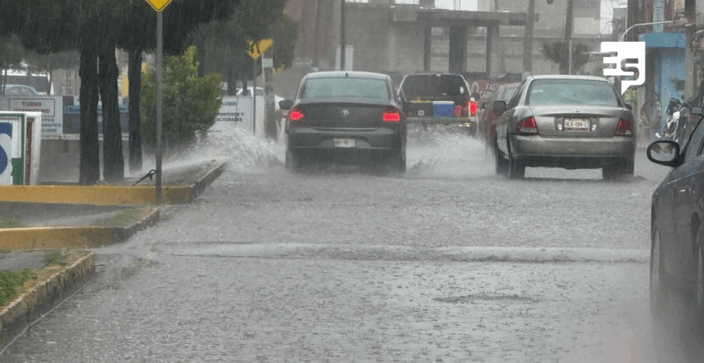 Carretera cerrada parcialmente y calles anegadas por el aguacero en Día del Padre