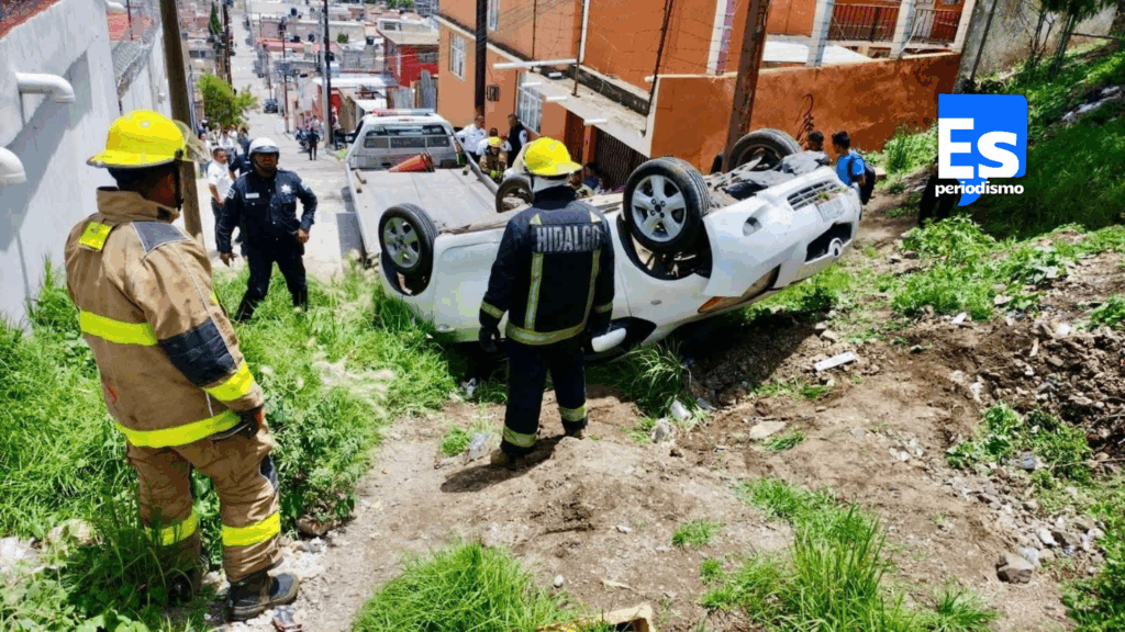 Vuelca automóvil sin frenos en Cubitos: cinco personas lastimadas