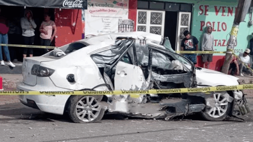Jóvenes pierden la vida tras impactar su coche contra poste