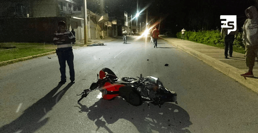 Motociclista sin casco pierde la vida tras derrapar