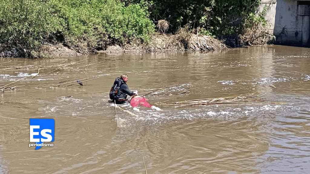 Rescatan cadáver de canal de aguas residuales en Tlaxcoapan