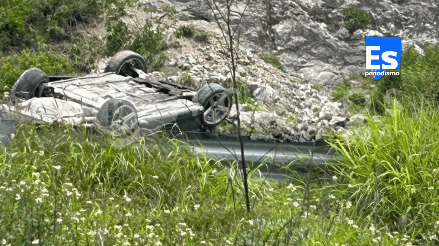 Vehículo se sale del camino y vuelca en carretera México– Laredo - Es ...