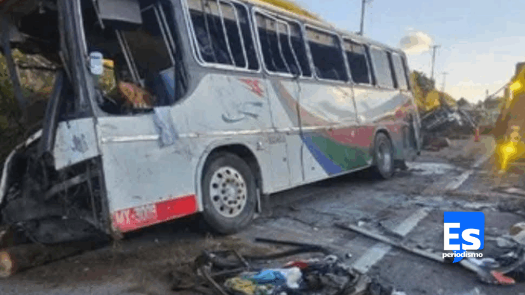 Accidente entre camión maderero y autobús deja 17 lesionados