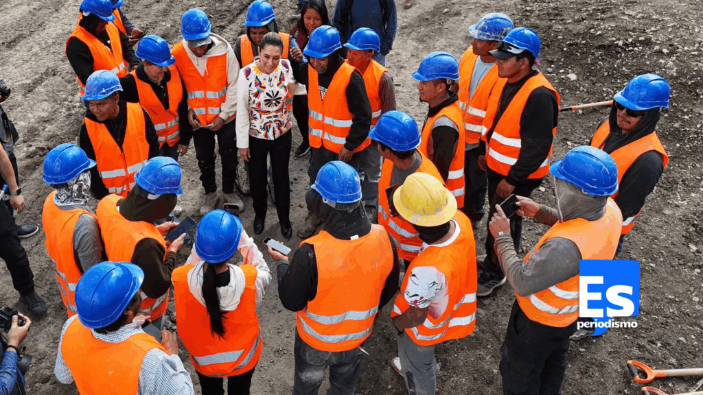 Arropan trabajadores a la presidenta al supervisarles unidad habitacional en Tlaxiaca