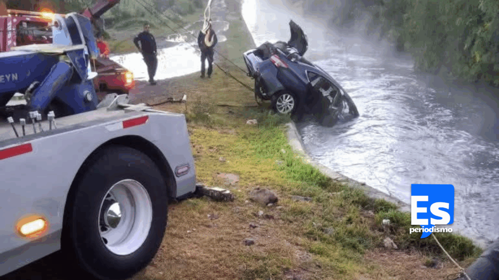 Automóvil termina en canal de riego por velocidad e imprudencia