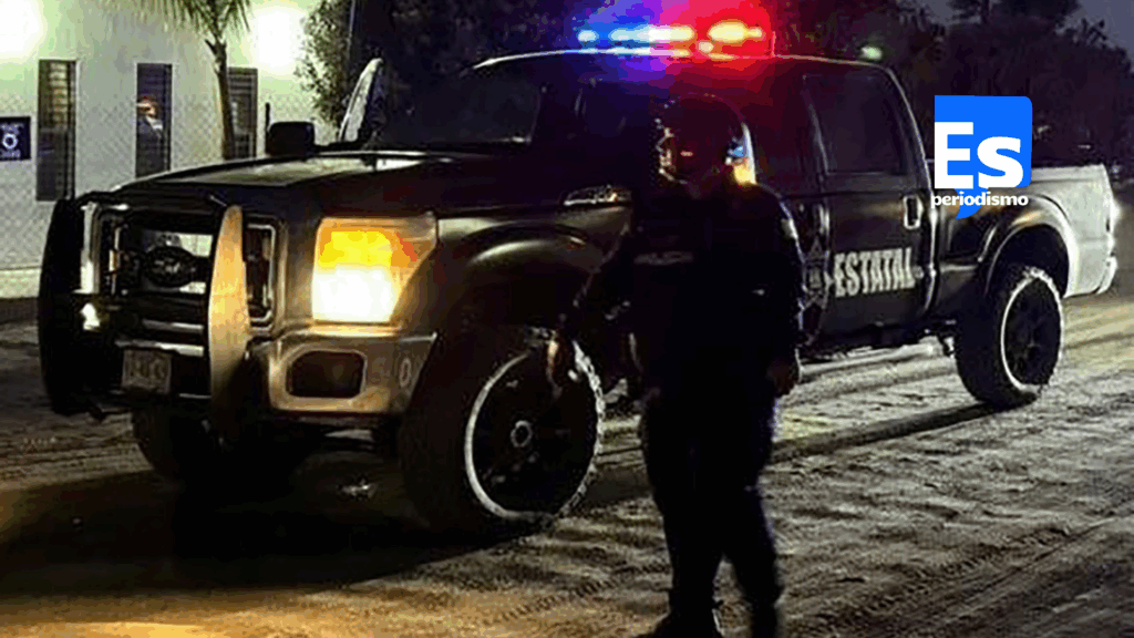 Emiliano Zapata.- Enojados por que fueron sacados del bar “María Tequilera”, dos ebrios sujetos regresaron y balearon la fachada y cortina del establecimiento, ubicado en la comunidad de San José. Tras el ataque con arma de fuego, los vecinos del lugar pidieron ayuda vía telefónica a la comandancia municipal, indicando que se trataba del bar ubicado en la calle principal, denominado “María Tequilera”. Ante esta situación el Centro de Comando y Control (C2), desplegó unidades de la Policía Municipal y de la Agencia de Seguridad Estatal, para verificar el citado reporte ciudadano. En el lugar los oficiales se percataron que en la fachada y en la cortina metálica del local, había al menos unos quince impactos de bala de grueso calibre, y en el suelo encontraron tirados la misma cantidad de cartuchos percutidos. Durante el levantamiento del parte informativo, por parte de los elementos policiacos, se entrevistaron con Juan “N”, dueño del bar, quien les indicó que minutos antes de cerrar, había tenido una discusión con un sujeto, el cual iba acompañado de otro, por lo que les pidió que se retiran del lugar, porque ya no les iba a seguir despachando.
