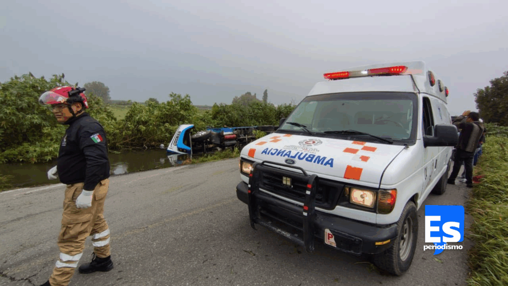 Camión de carga cae a canal de riego ¡otra vez en Tezontepec de Aldama!