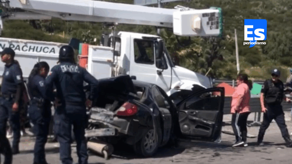 Impresionante accidente por el ICSHU; niña y mamá prensadas