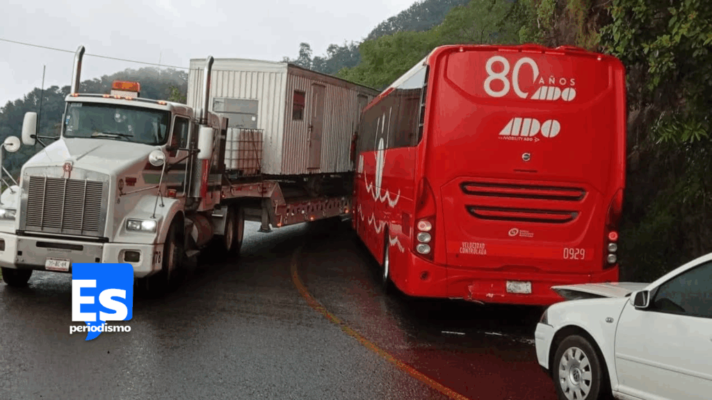 Niño y adulto hospitalizados por carambola entre autobús tráiler y automóvil