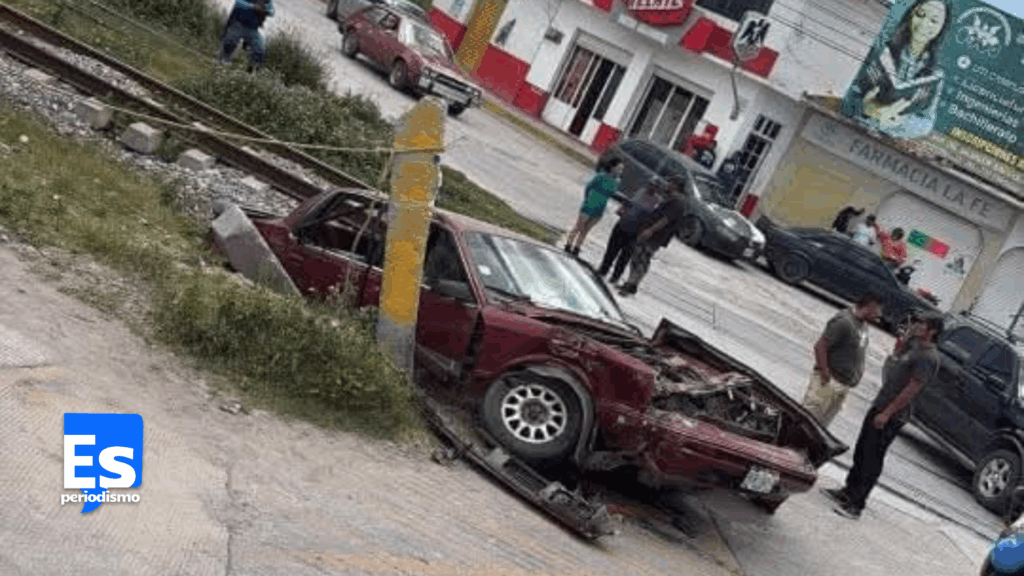 Tren arrolla automóvil y sobrevivió el conductor pese al golpazo