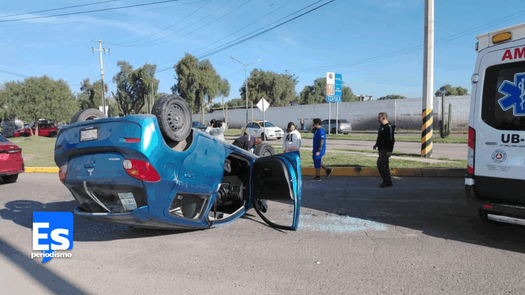 Vehículo veloz pierde control en curva, choca