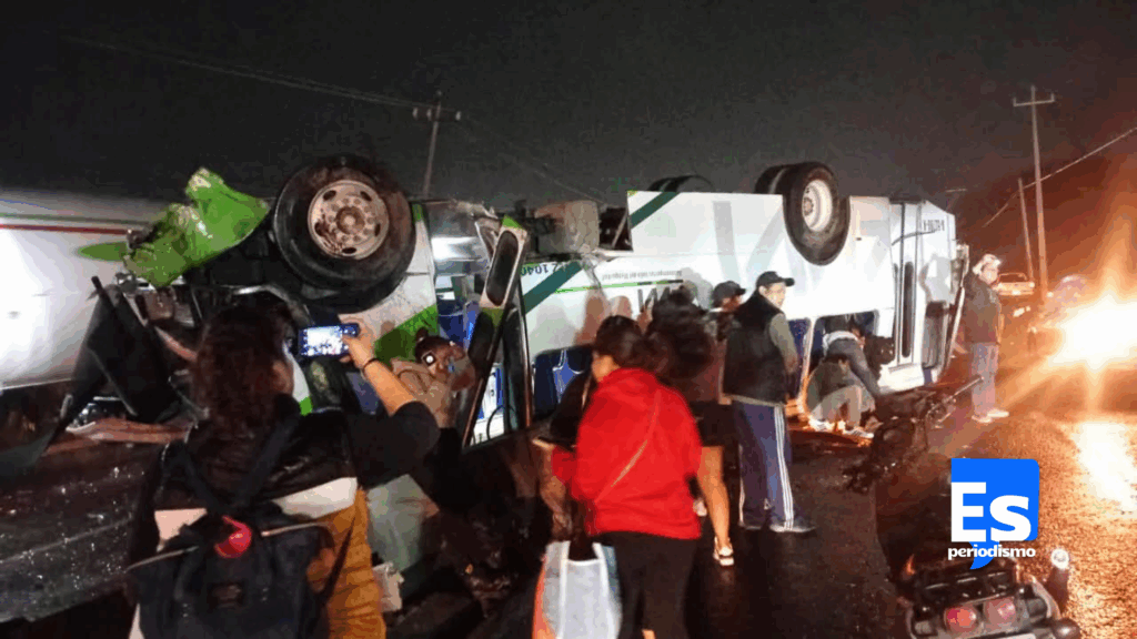 Con las llantas al cielo quedó camión de pasajeros; reportan pasajeros lesionados
