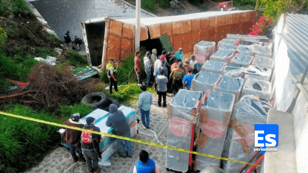 Tractocamión cae desde puente en la México–Querétaro