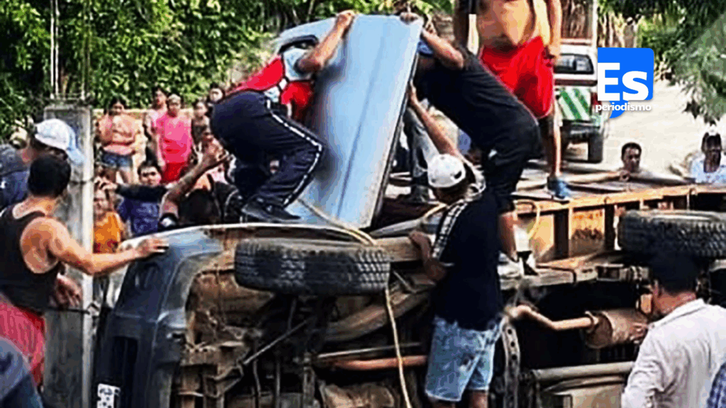 Camioneta cae de reversa en calle empinada