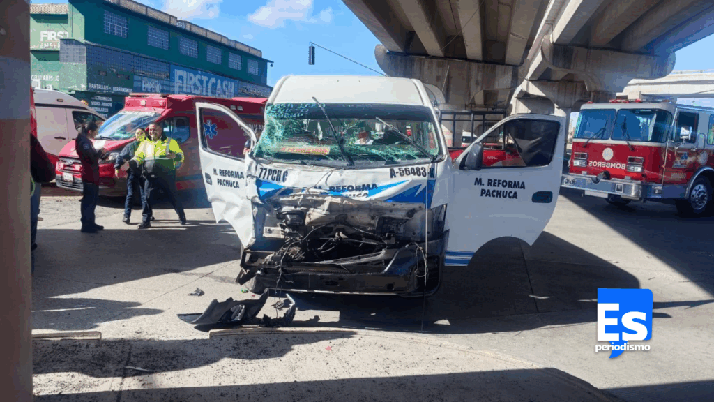 Dos muertos y 5 lesionados en choque entre tráiler y colectiva
