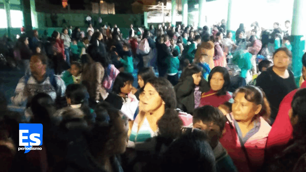 Encierran a alumnos, padres de familia y profesores