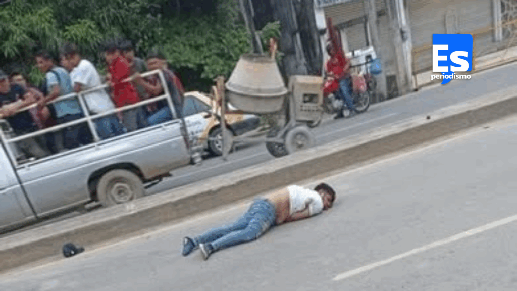 Motociclista grave al estrellarse contra camellón