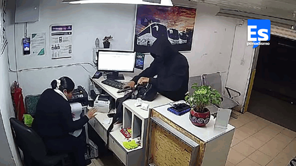 Asaltante se lleva $15 mil y celular de taquilla