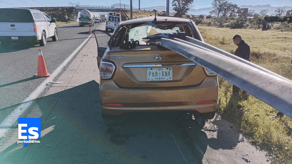 Auto es atravesado por valla metálica de contención