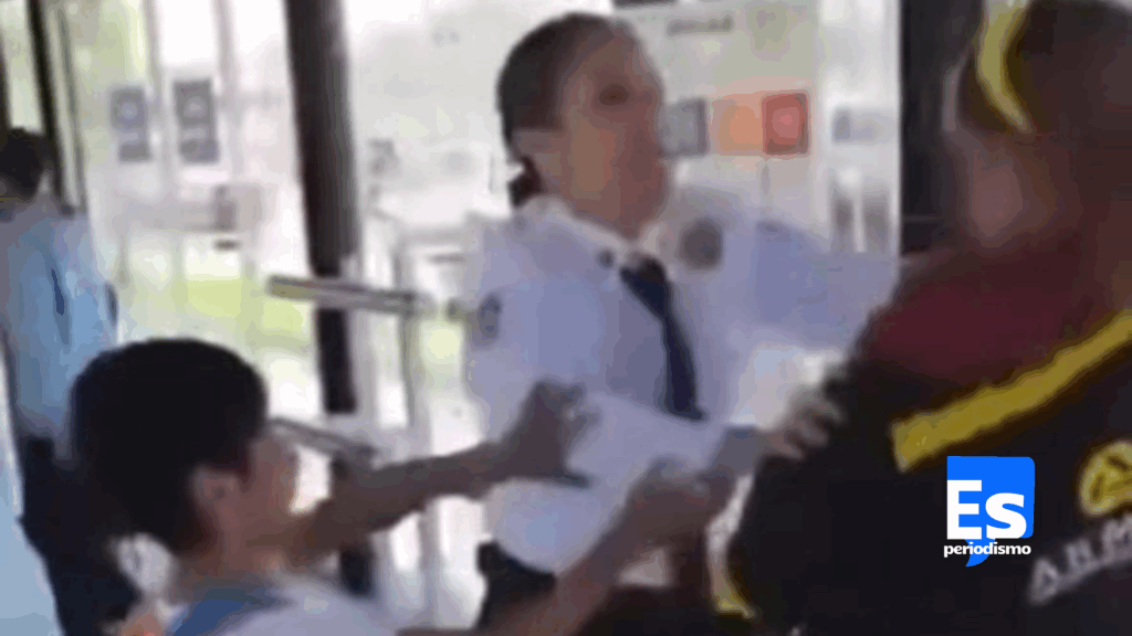 TRANCASOS EN EL TUZOBUS ENTRE USUARIA Y VIGILANTE