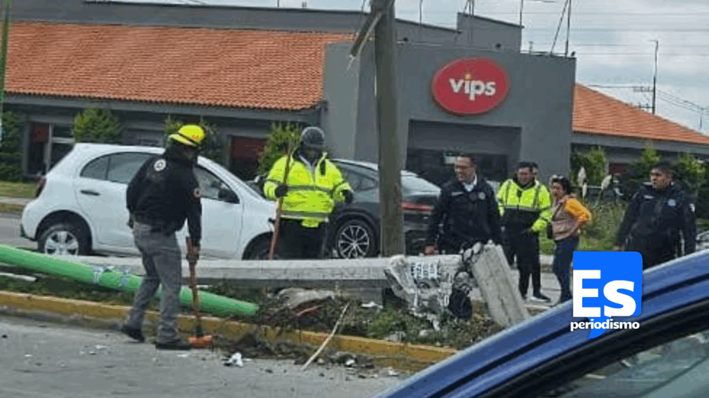 Vehículo impacta poste y termina