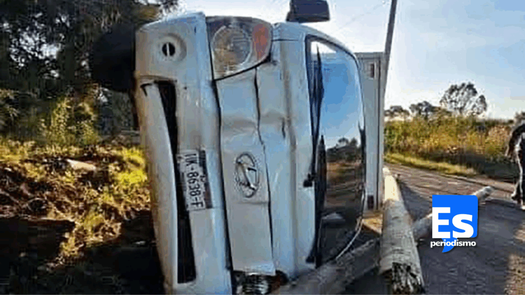 Dos vehículos volcaron en carretera