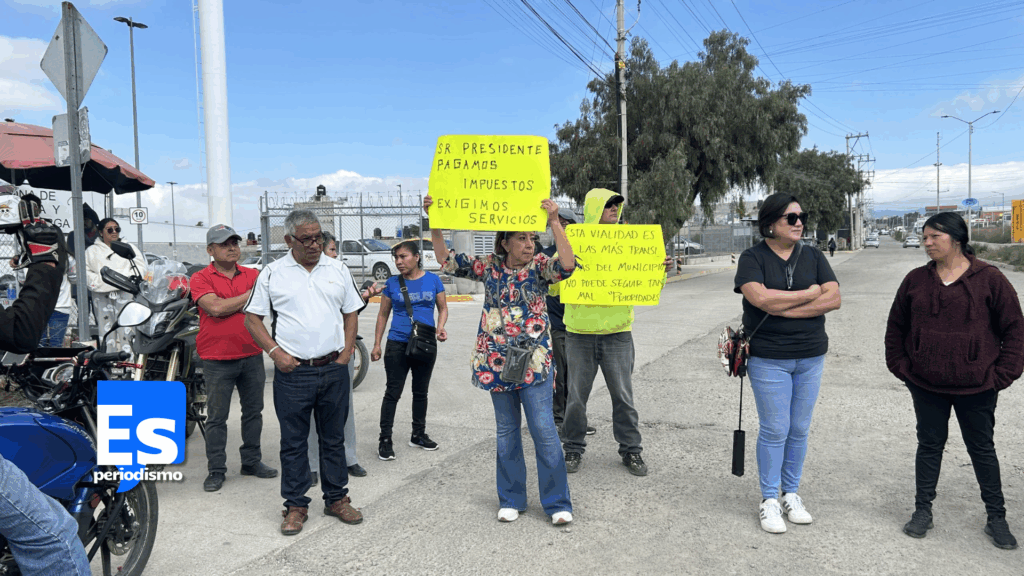 Tras el violento incidente, los vecinos decidieron trasladar su demanda a las oficinas. Una comitiva de manifestantes, gestionada por el regidor Víctor Juárez, se dirige a la presidencia municipal para una reunión, aunque aún desconocen si el presidente estará presente. Más tarde un grupo de regidores emitió un comunicado que la dirección de prensa de la presidencia municipal de Mineral de la Reforma distribuyó, en el cual tratan de desmentir lo que los videos dan testimonio. Tras el violento incidente, los vecinos decidieron trasladar su demanda a las oficinas. Una comitiva de manifestantes, gestionada por el regidor Víctor Juárez, se dirige a la presidencia municipal para una reunión, aunque aún desconocen si el presidente estará presente. Más tarde un grupo de regidores emitió un comunicado que la dirección de prensa de la presidencia municipal de Mineral de la Reforma distribuyó, en el cual tratan de desmentir lo que los videos dan testimonio. Grupo de choque confronta a manifestantes