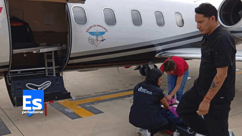 El traslado inició en ambulancia desde el hospital hasta el Aeropuerto Internacional Felipe Ángeles (AIFA), donde la menor fue acompañada durante todo el vuelo por un equipo médico especializado, conformado por una doctora y un técnico en urgencias médicas, quienes se encargaron de su monitoreo y cuidado constante. Durante todo el traslado, el personal médico aseguró la continuidad del tratamiento siguiendo el compromiso del Hospital General de Alta Especialidad IMSS Bienestar de Pachuca, de brindar atención integral y priorizar la salud de las familias.