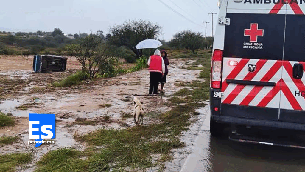 Volcadura de camioneta deja seis