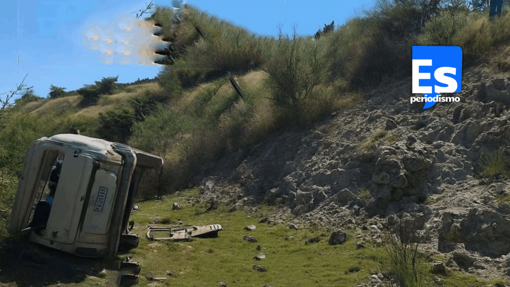 En volcadura a un barranco fallece septuagenaria