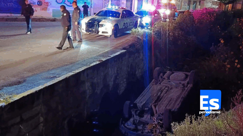 Vehículo cae al canal en Parque