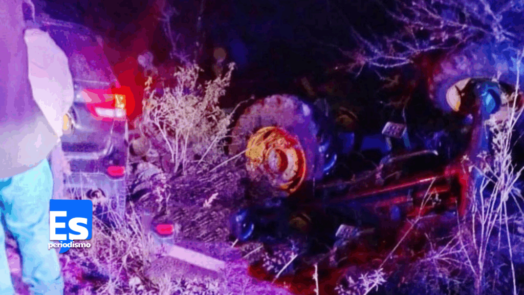 Camioneta choca contra tractor