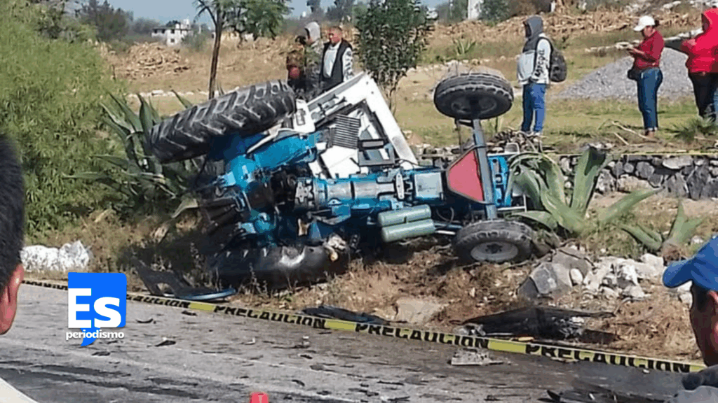 Expira conductor de tractor al chocar