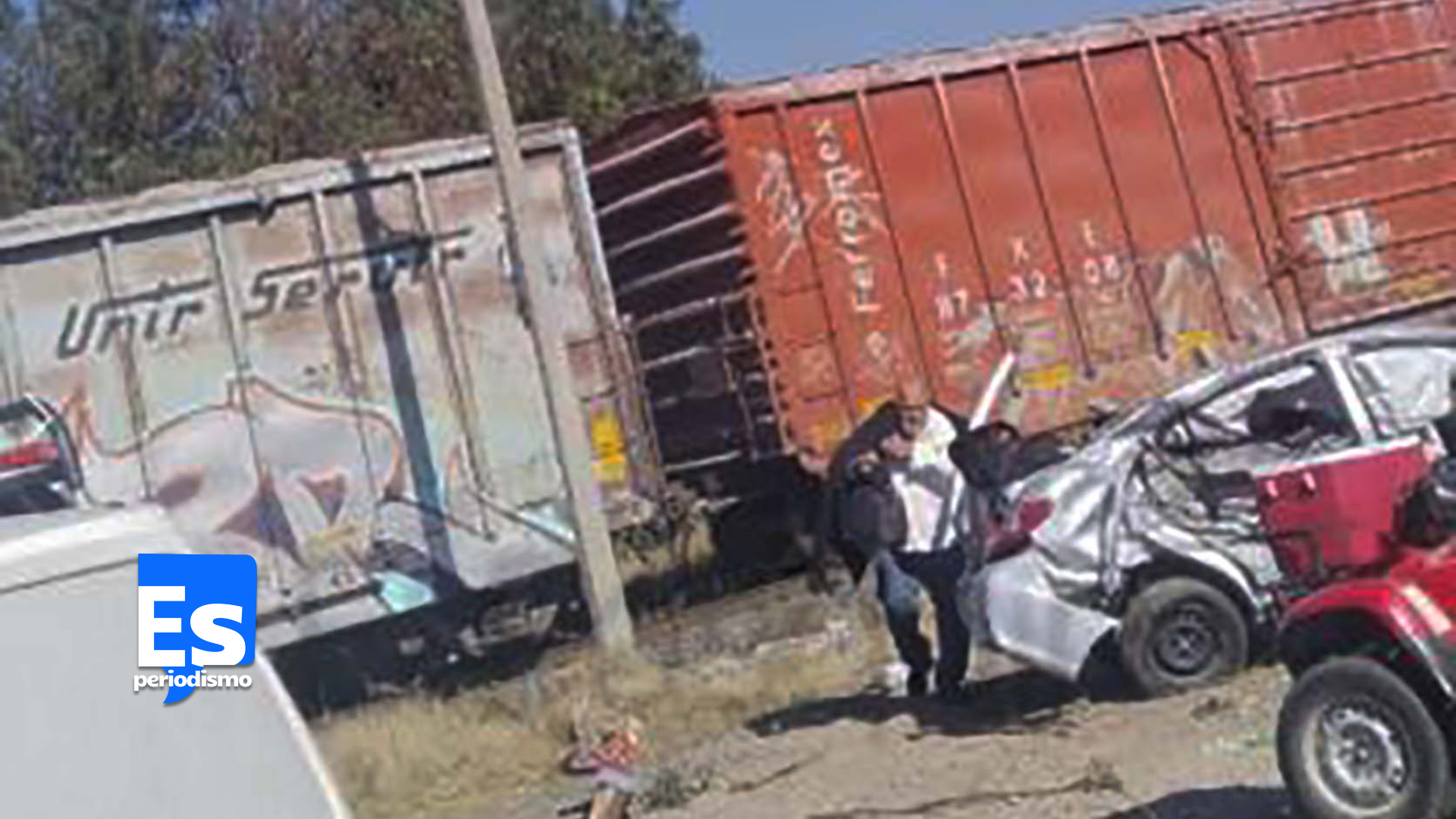 Se salvaron de milagro al intentar ganarle el paso al tren - Es ...