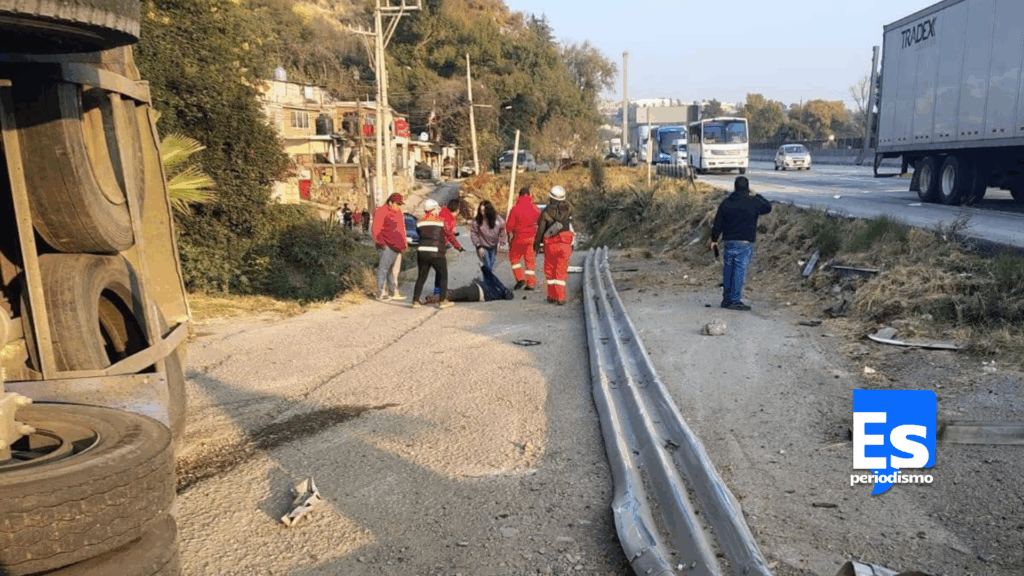 Vuelca tráiler con madera y una mujer