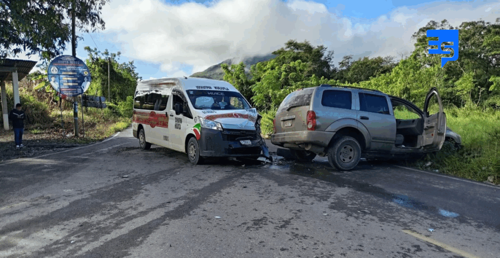 Choque entre combi y camioneta