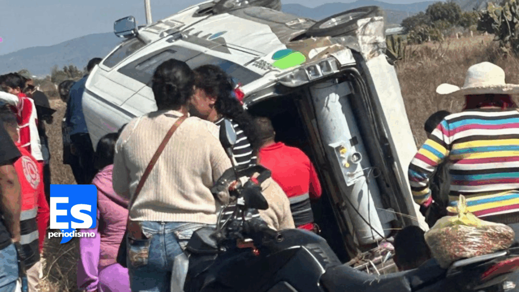 Choca y vuelca transporte público