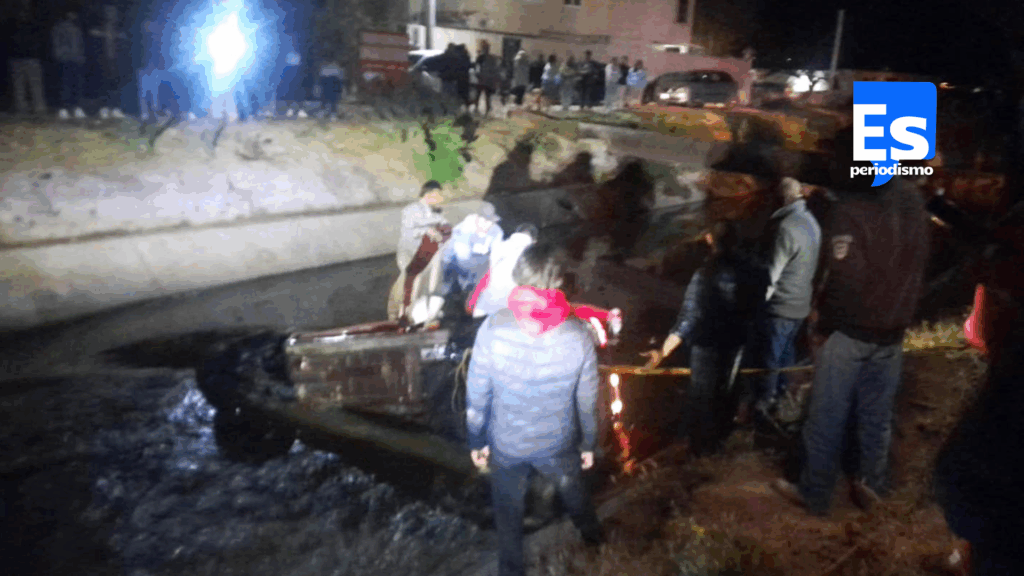 Mamá e hija mueren al caer vehículo