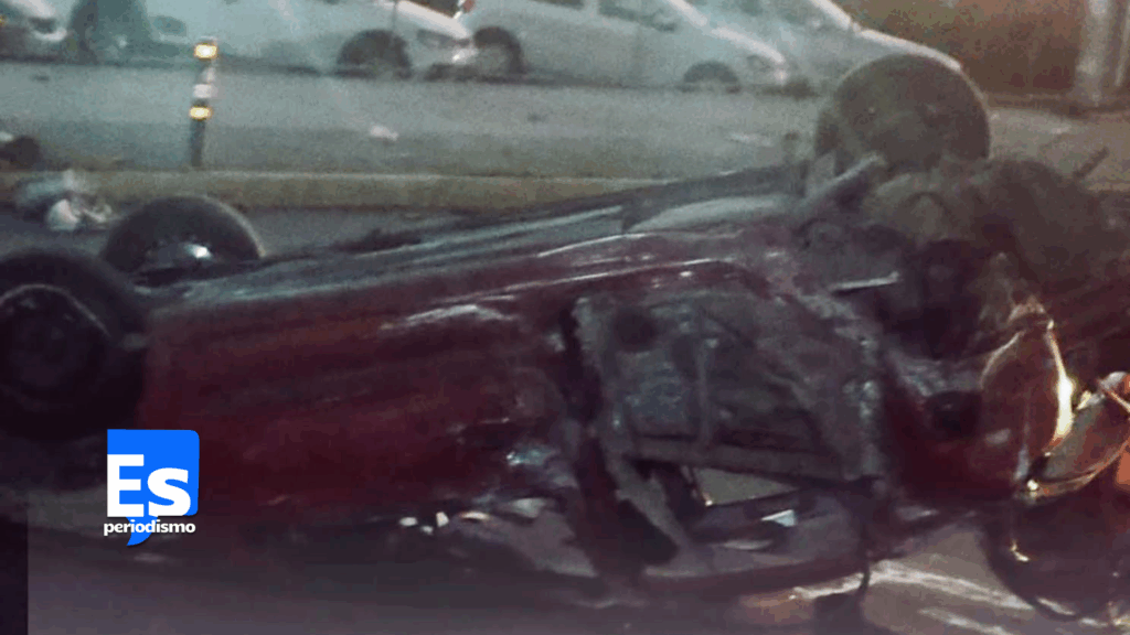 Volcadura y choque de un coche