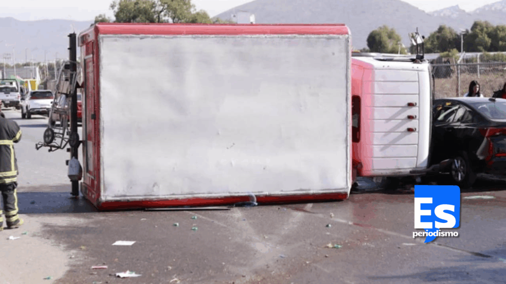 Volcadura de un camión de la Coca