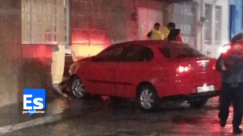 Ebrio impactó auto contra coche