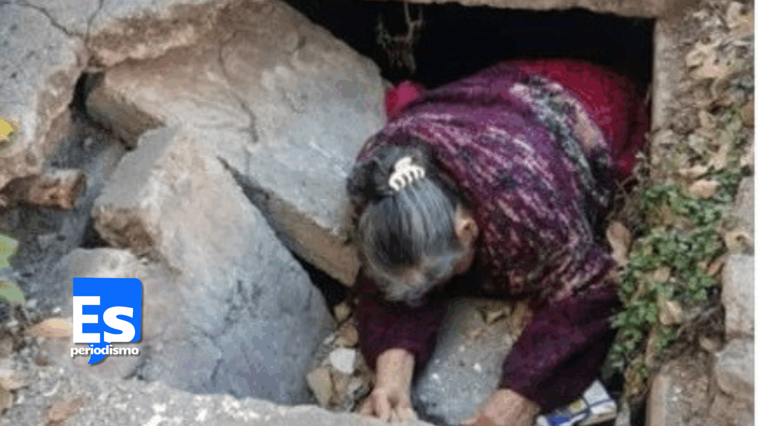 Mujer de la tercera edad cae en una grieta - Es Periodismo MX